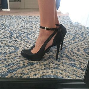 Black pumps / heels w/ ankle strap